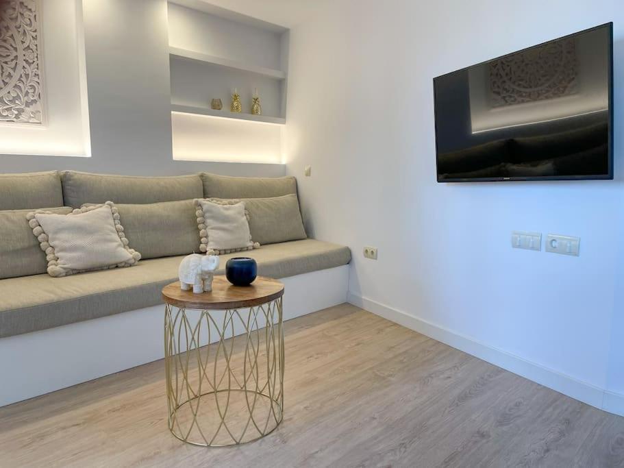 Apartamento Calma Beach Home ตอร์เรโมลิโนส ภายนอก รูปภาพ